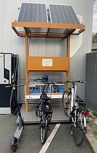 station de recharge autonome pour vélo à assistance éléctrique et trotinettes éléctriques